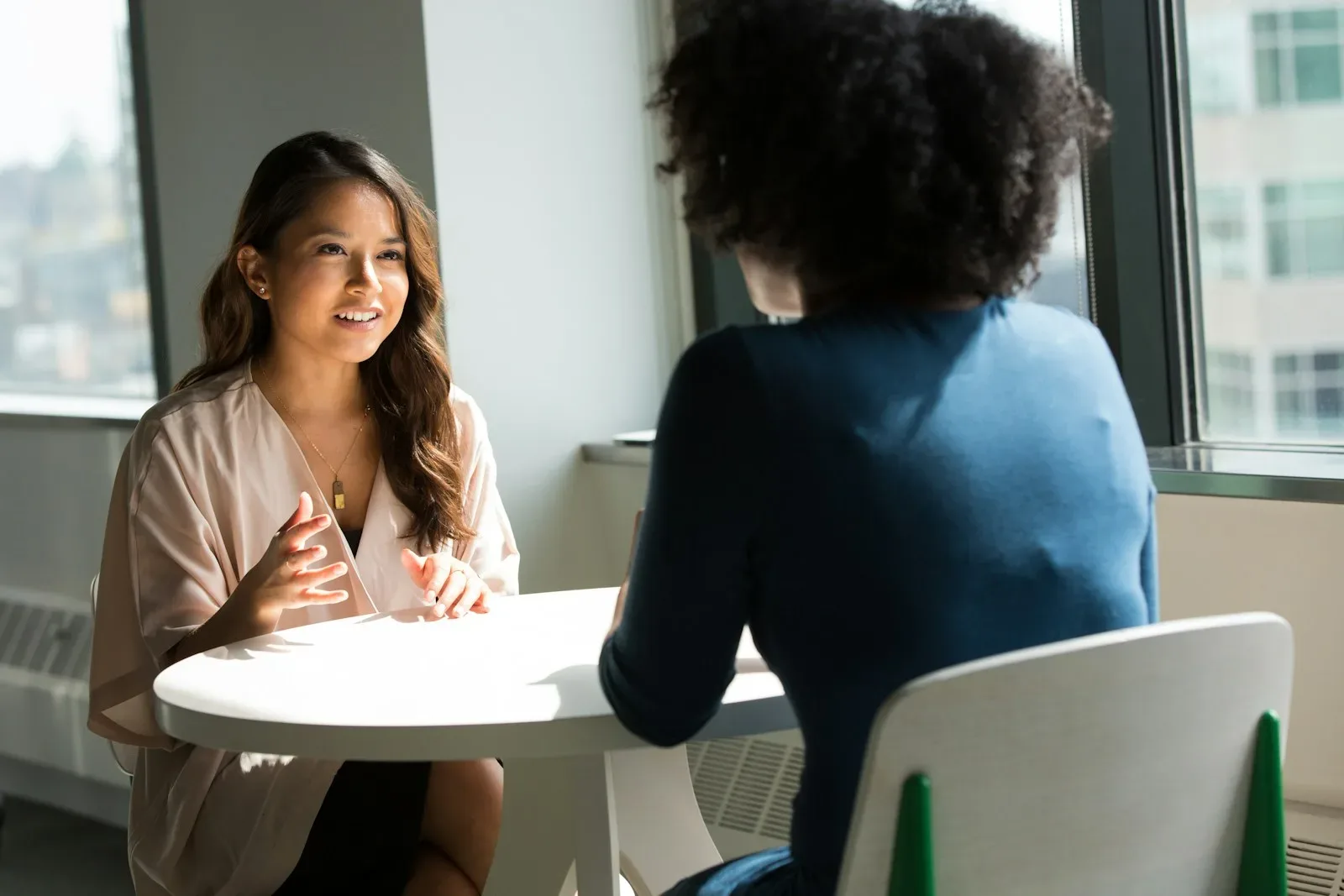 Profissionais conversando e construindo caminhos para a empresa