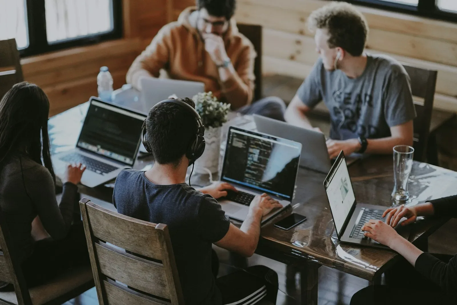 Pessoas participam de uma conversa em equipe