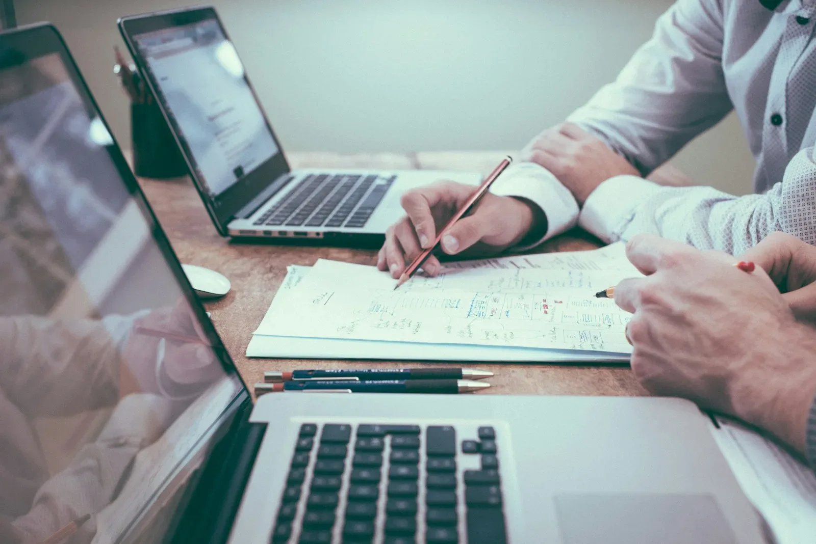 Pessoas analisando informações e planejando ações em conjunto
