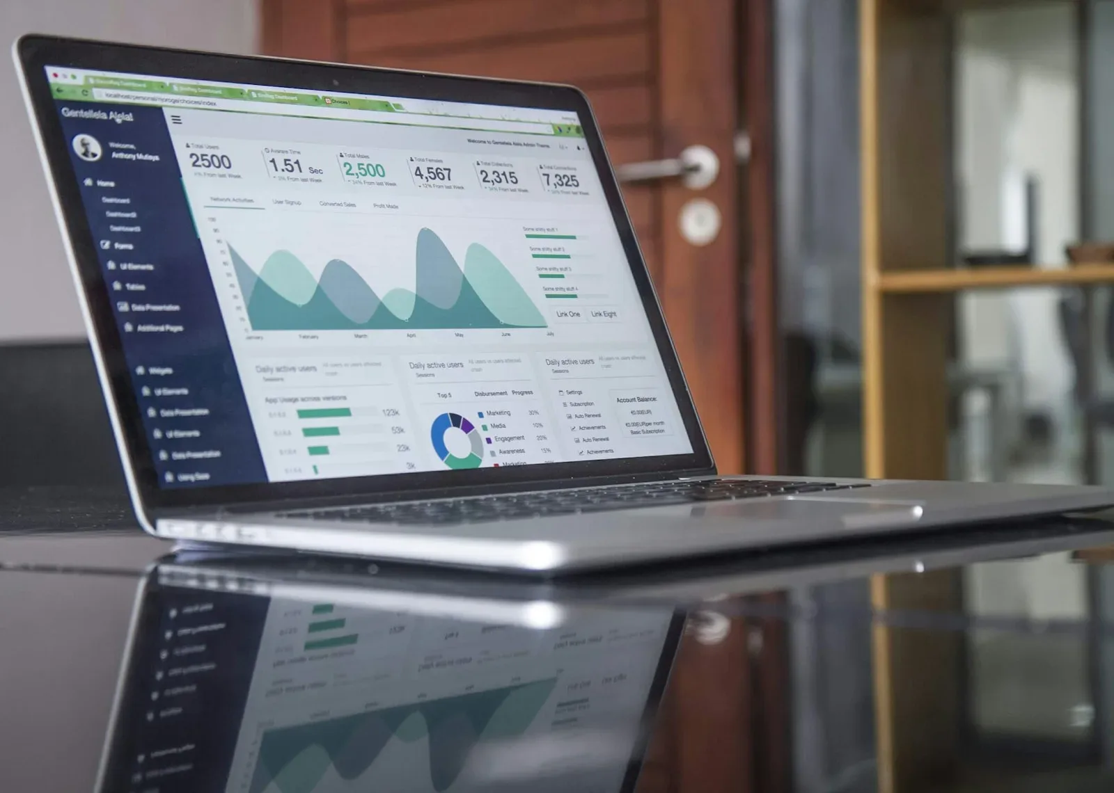 Profissionais discutindo estratégias para a empresa